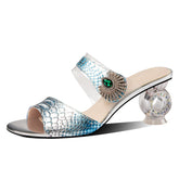 Daniyah – Peep-Toe-Pantoletten mit Strasssteinen
